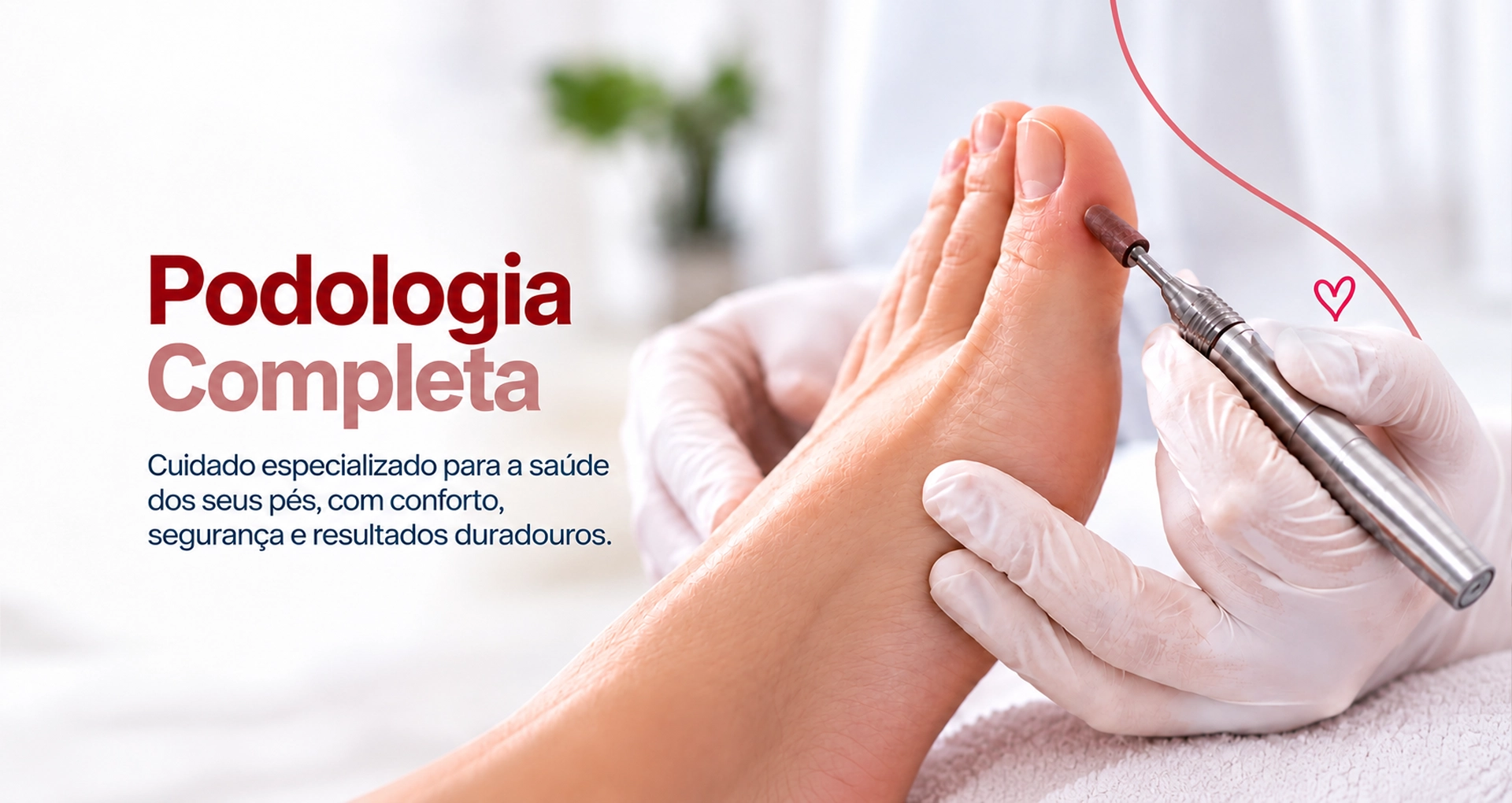 Podóloga realizando tratamento nos pés com equipamento profissional